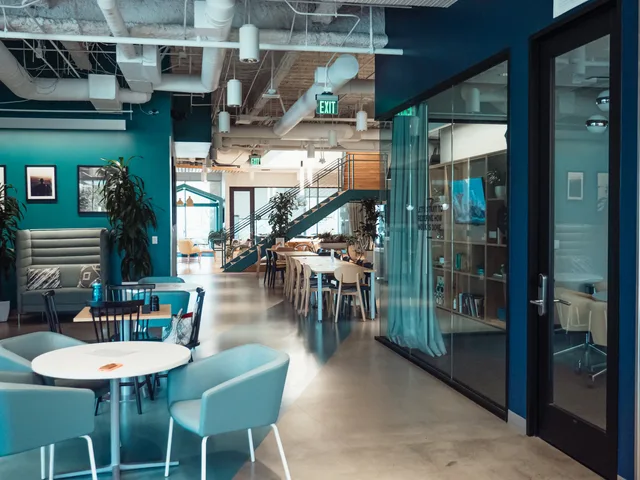 Open and collaborative modern office space with stylish furniture and natural lighting. Coworking location and access